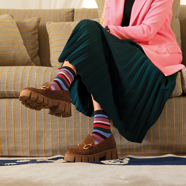 immagine di donna seduta che indossa calzini azzano rigati